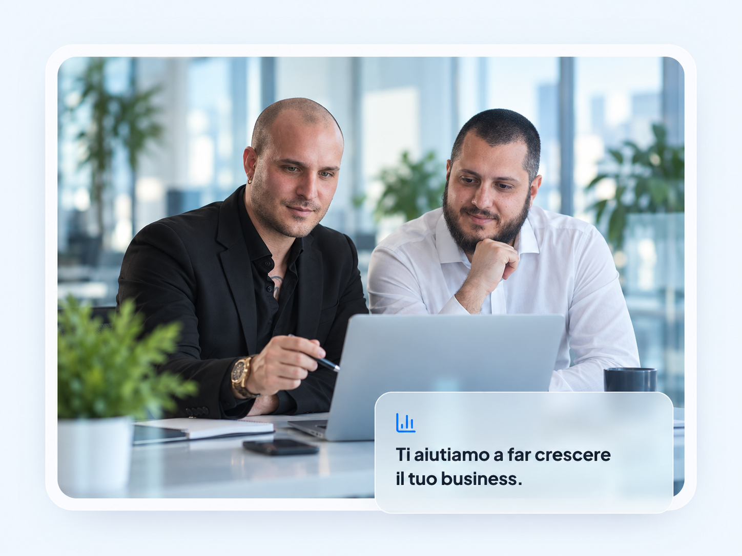 Ti aiutiamo a far crescere il tuo business: due specialisti Enginit al lavoro su una campagna